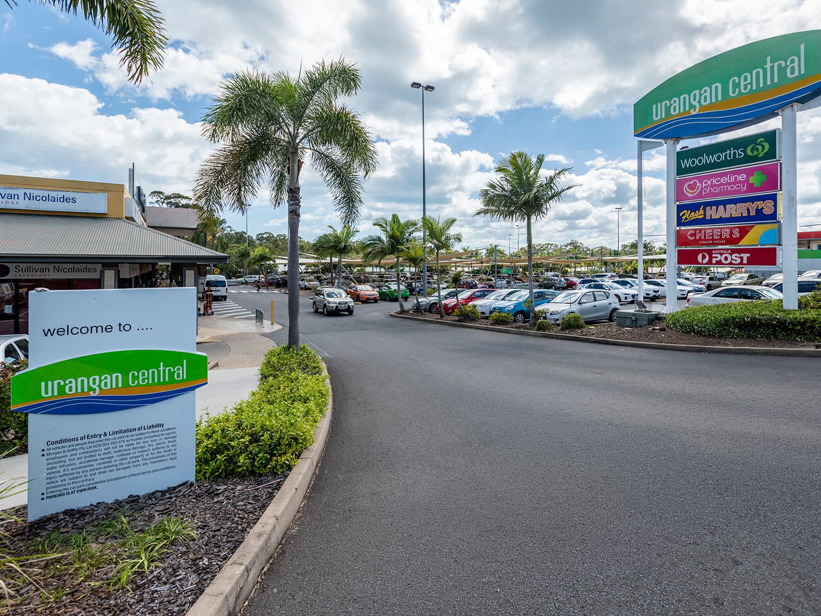 Urangan Central entrance with the welcome sign, palm trees and the centre pylon sign